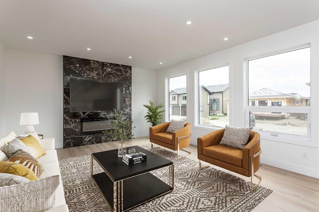 17 Thatcher Avenue, Red Deer, AB - Indoor Photo Showing Living Room