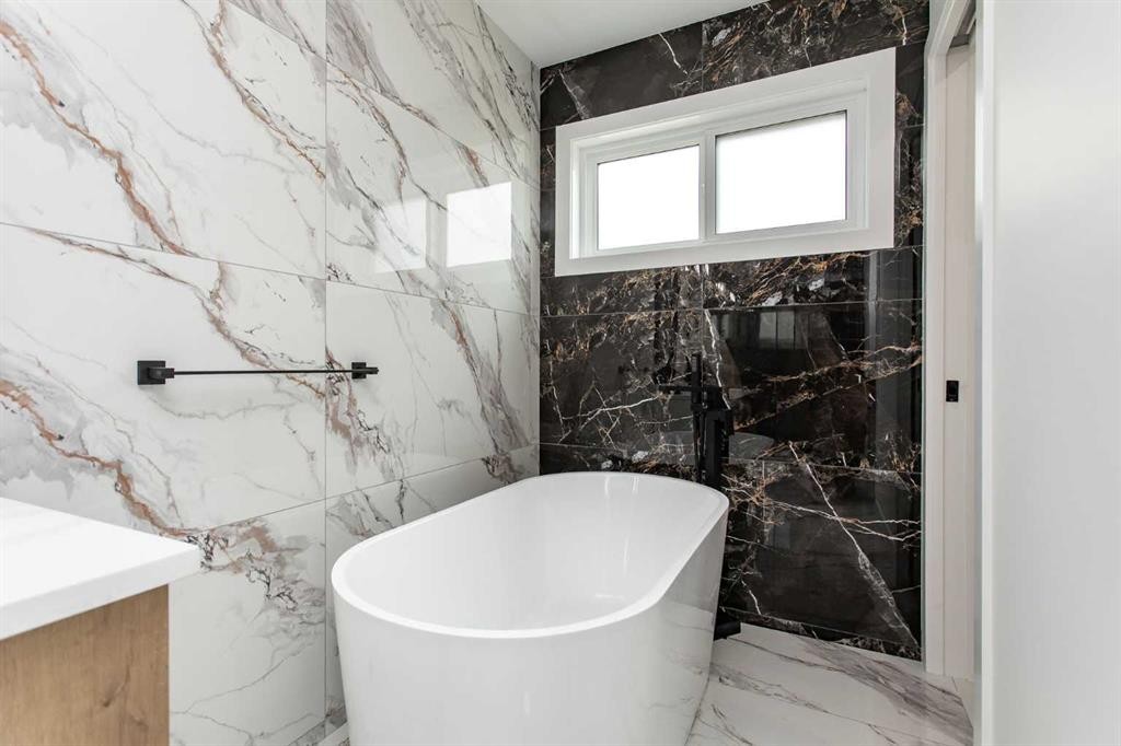 17 Thatcher Avenue, Red Deer, AB - Indoor Photo Showing Bathroom