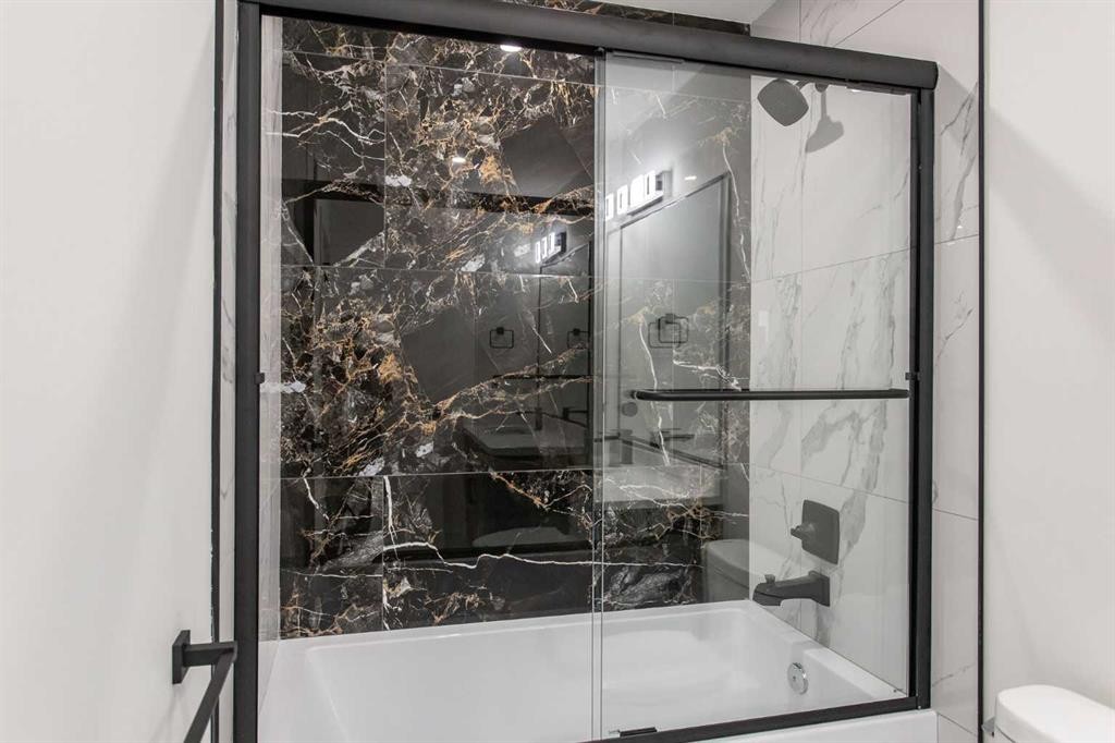 17 Thatcher Avenue, Red Deer, AB - Indoor Photo Showing Bathroom