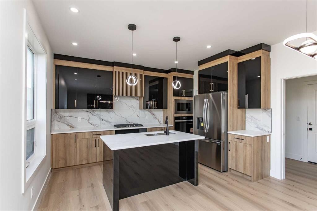 17 Thatcher Avenue, Red Deer, AB - Indoor Photo Showing Kitchen With Double Sink With Upgraded Kitchen