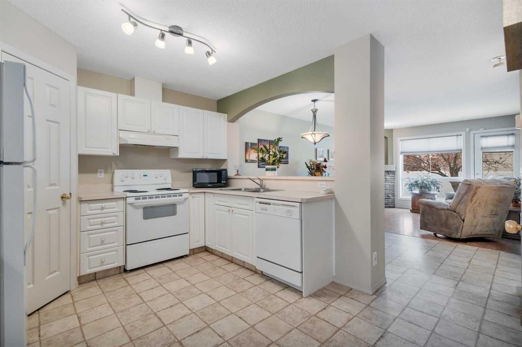 6 Jenkins Drive, Red Deer, AB - Indoor Photo Showing Kitchen With Double Sink