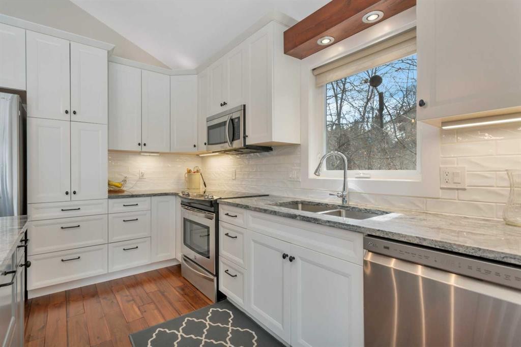 49 Coventry Lane, Lacombe, AB - Indoor Photo Showing Kitchen With Double Sink With Upgraded Kitchen