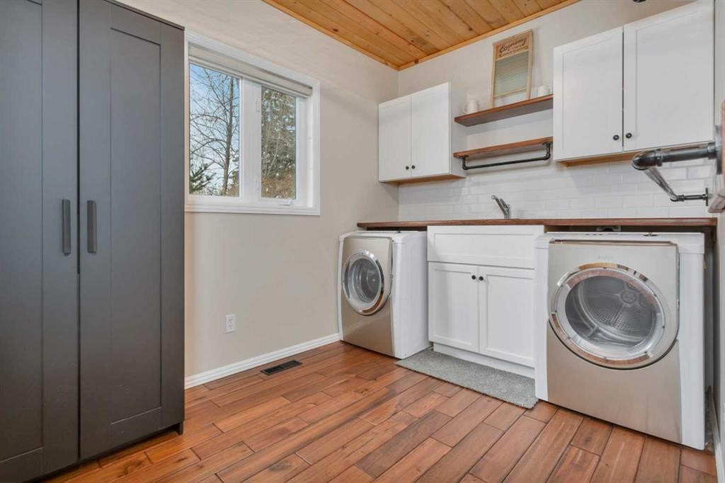 49 Coventry Lane, Lacombe, AB - Indoor Photo Showing Laundry Room