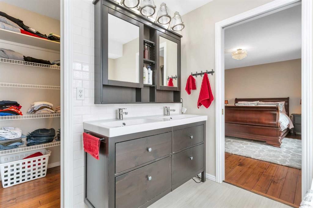 49 Coventry Lane, Lacombe, AB - Indoor Photo Showing Bathroom