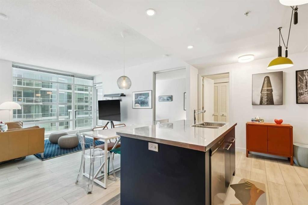 1401-215 13 Avenue Sw, Calgary, AB - Indoor Photo Showing Kitchen With Double Sink