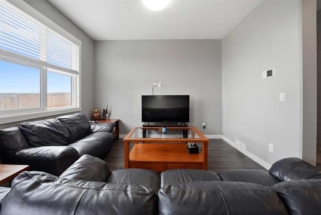71 Palmer Circle, Blackfalds, AB - Indoor Photo Showing Living Room