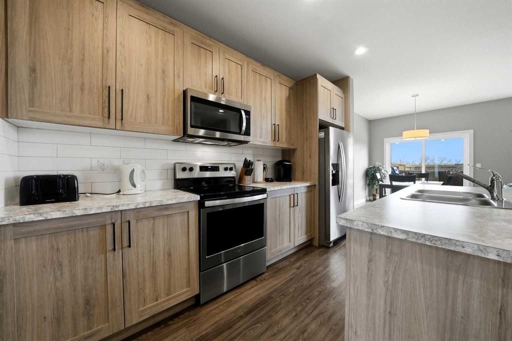 71 Palmer Circle, Blackfalds, AB - Indoor Photo Showing Kitchen With Double Sink