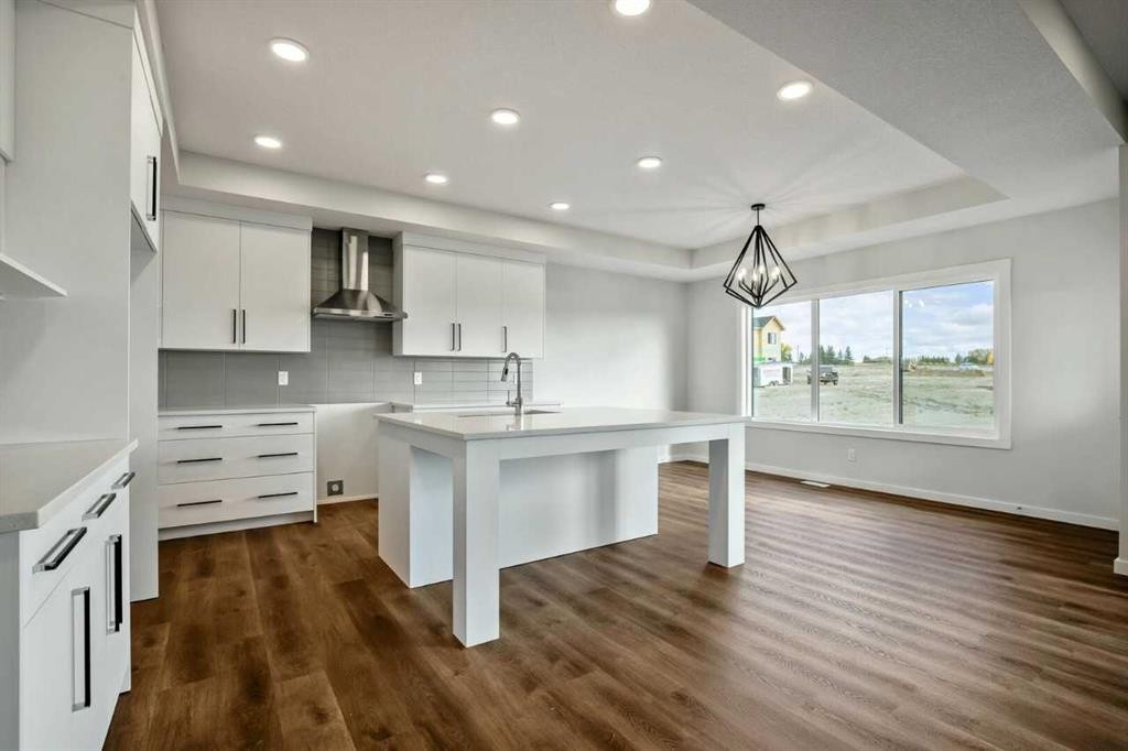 27 Heritage Link, Cochrane, AB - Indoor Photo Showing Kitchen With Upgraded Kitchen