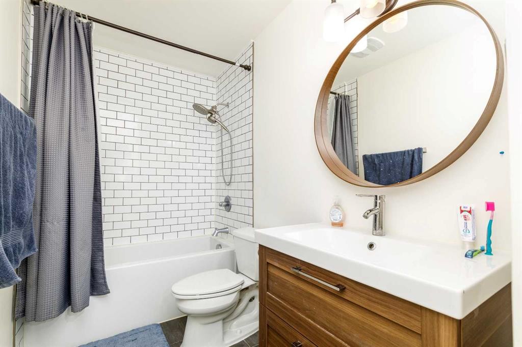 28 Goard Close, Red Deer, AB - Indoor Photo Showing Bathroom