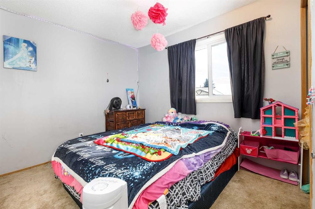 28 Goard Close, Red Deer, AB - Indoor Photo Showing Bedroom