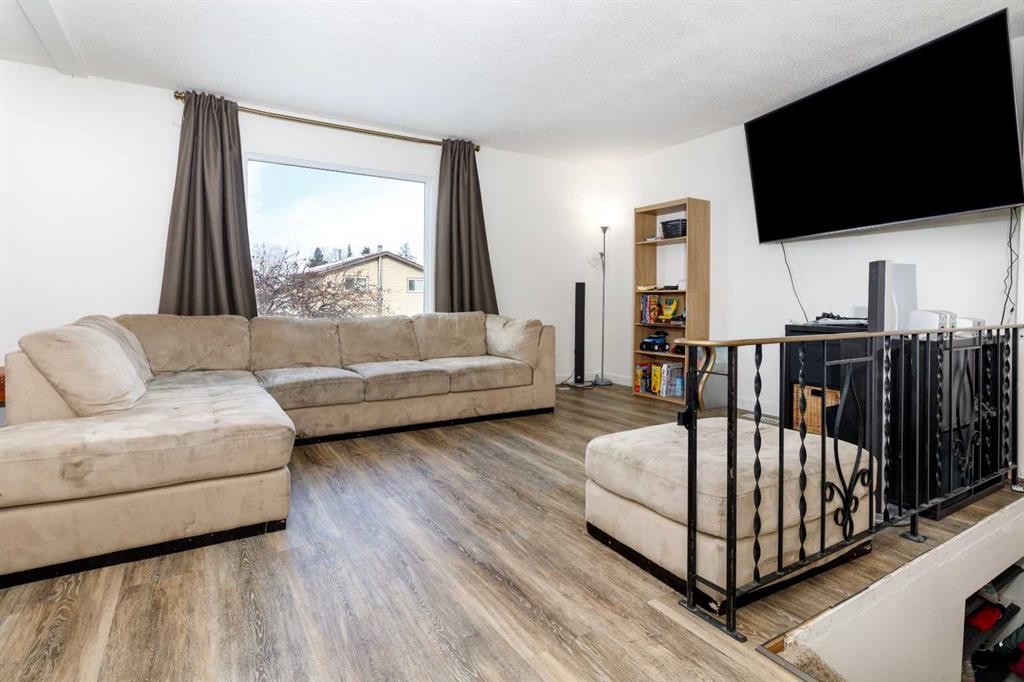 28 Goard Close, Red Deer, AB - Indoor Photo Showing Living Room