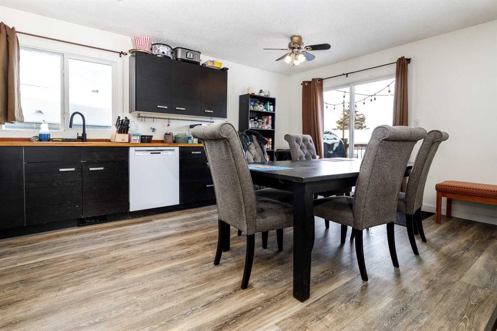 28 Goard Close, Red Deer, AB - Indoor Photo Showing Dining Room