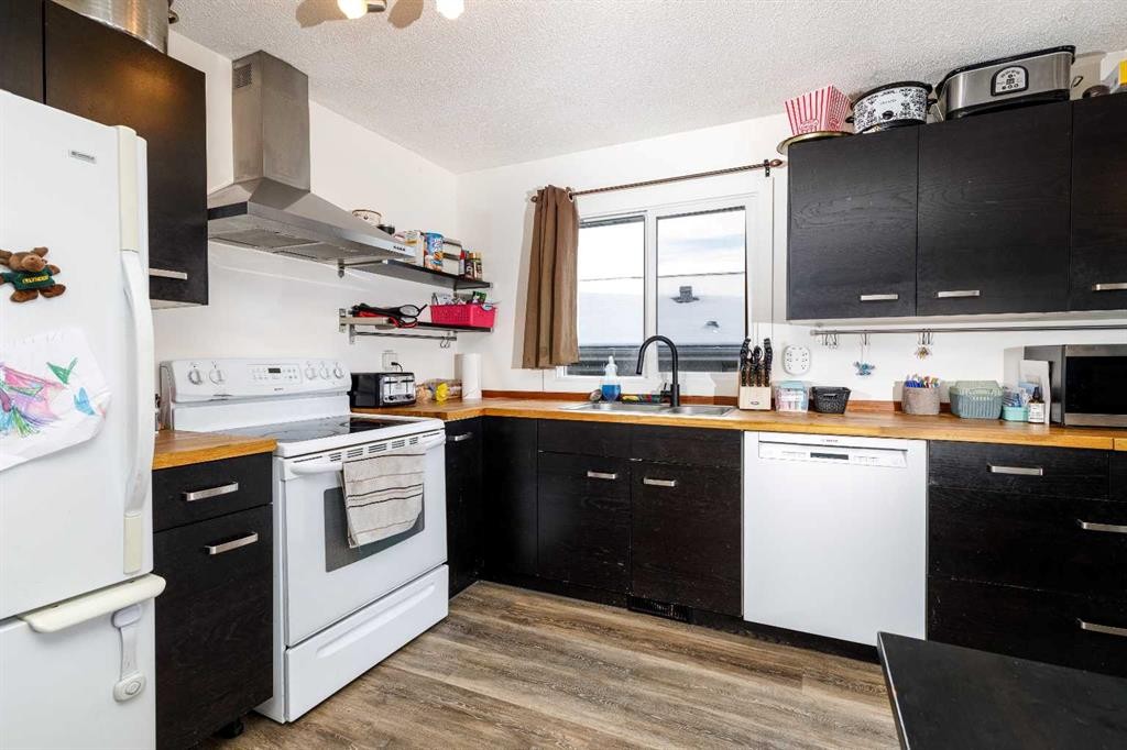 28 Goard Close, Red Deer, AB - Indoor Photo Showing Kitchen