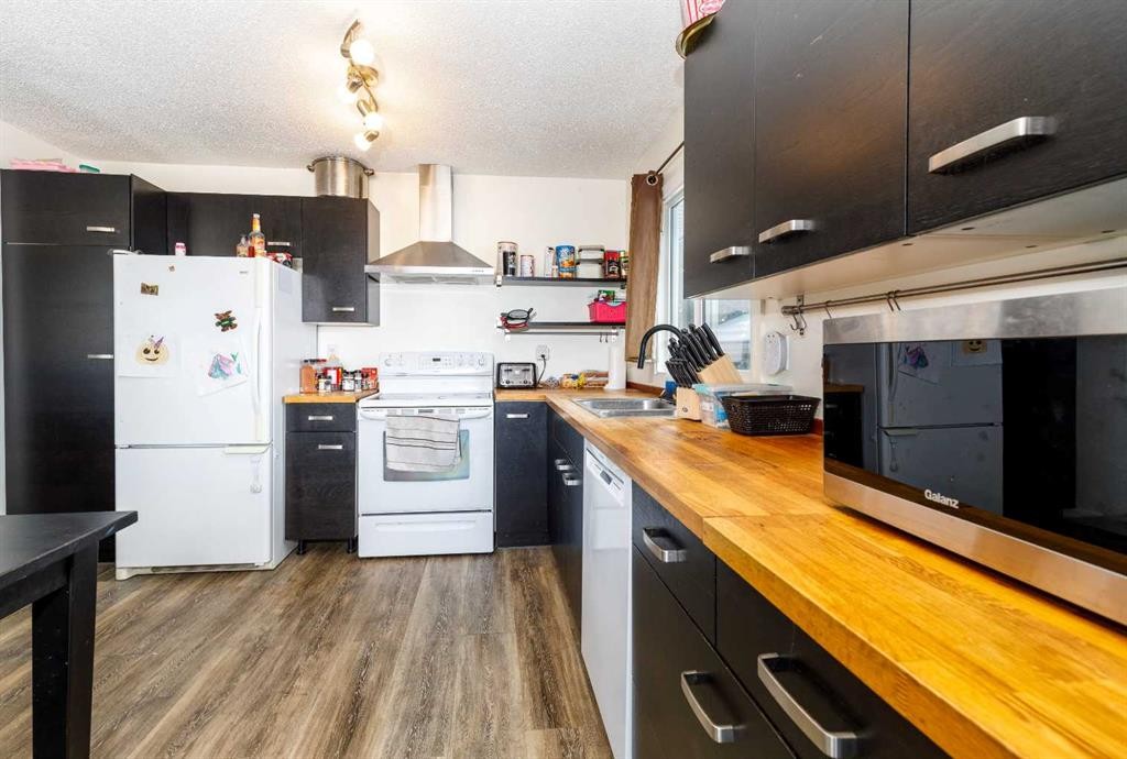 28 Goard Close, Red Deer, AB - Indoor Photo Showing Kitchen With Double Sink