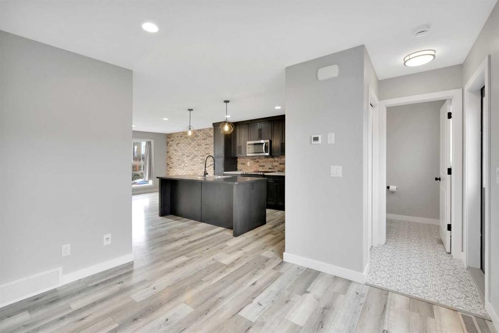 15 Iron Gate Boulevard, Sylvan Lake, AB - Indoor Photo Showing Kitchen