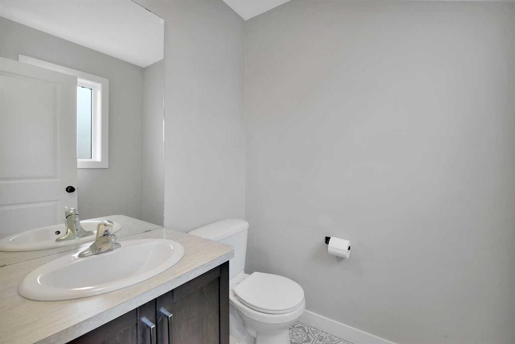 15 Iron Gate Boulevard, Sylvan Lake, AB - Indoor Photo Showing Bathroom