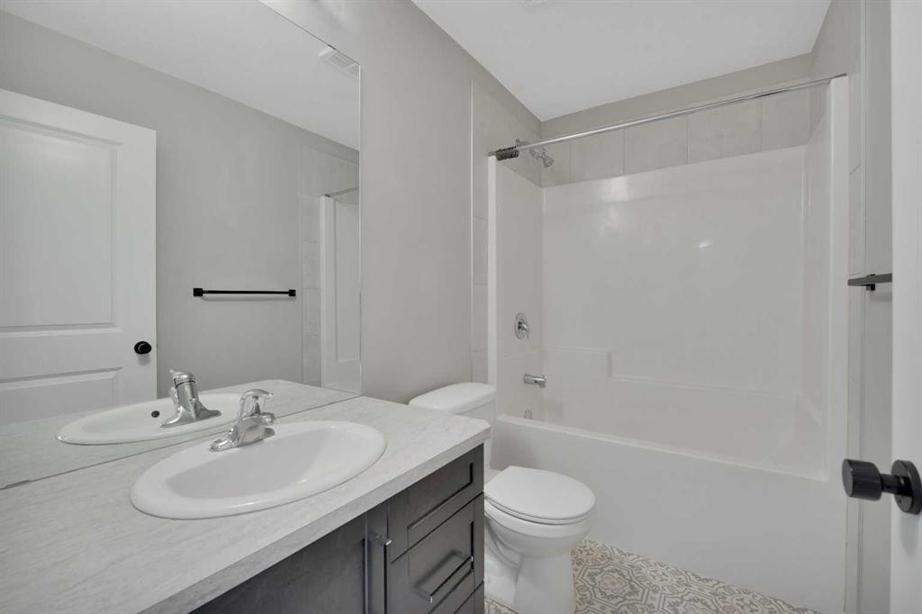15 Iron Gate Boulevard, Sylvan Lake, AB - Indoor Photo Showing Bathroom