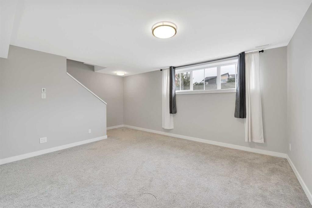 15 Iron Gate Boulevard, Sylvan Lake, AB - Indoor Photo Showing Other Room