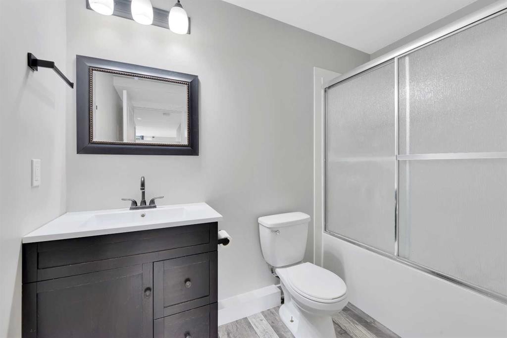15 Iron Gate Boulevard, Sylvan Lake, AB - Indoor Photo Showing Bathroom