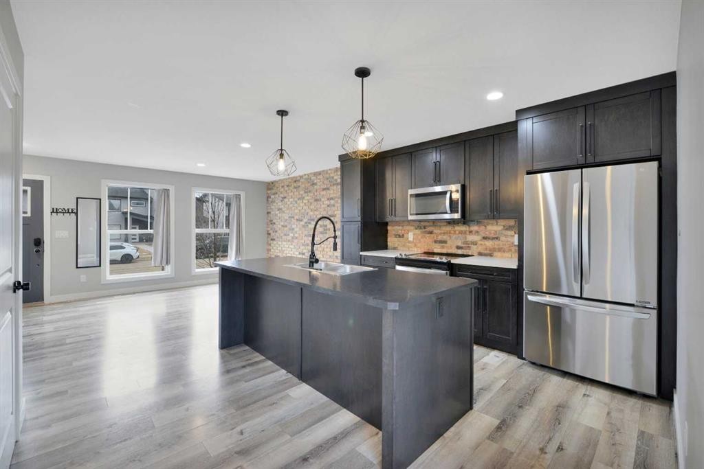 15 Iron Gate Boulevard, Sylvan Lake, AB - Indoor Photo Showing Kitchen With Stainless Steel Kitchen With Upgraded Kitchen