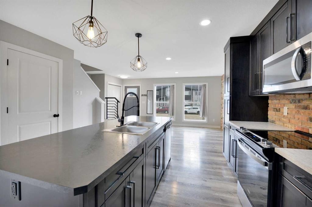 15 Iron Gate Boulevard, Sylvan Lake, AB - Indoor Photo Showing Kitchen With Double Sink With Upgraded Kitchen