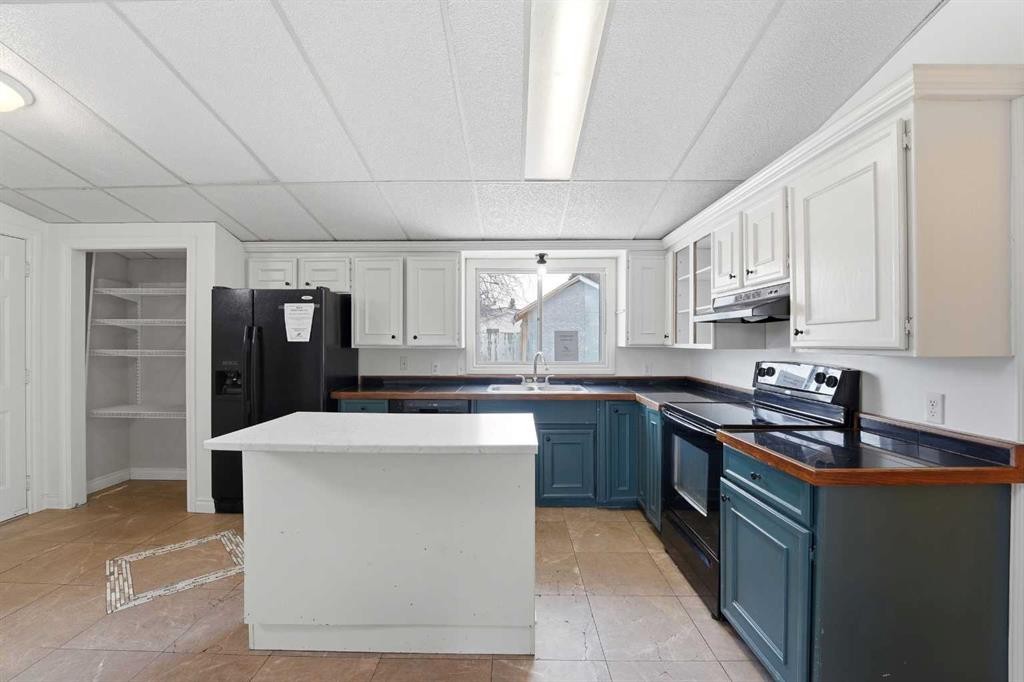 5713 57 Avenue, Red Deer, AB - Indoor Photo Showing Kitchen