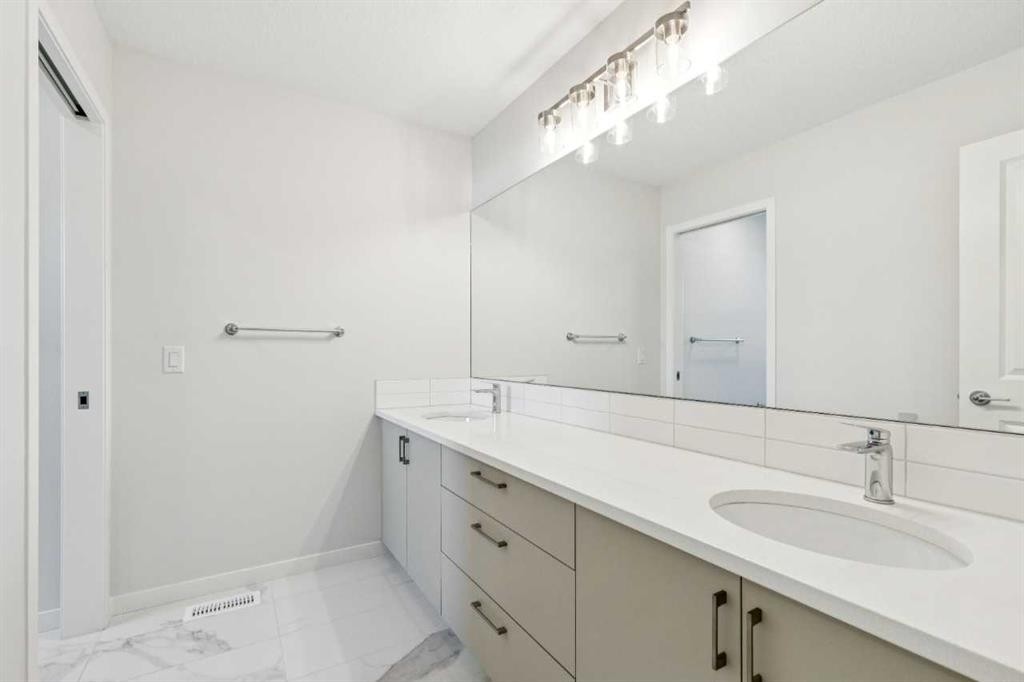 38 Annette Green Nw, Calgary, AB - Indoor Photo Showing Bathroom