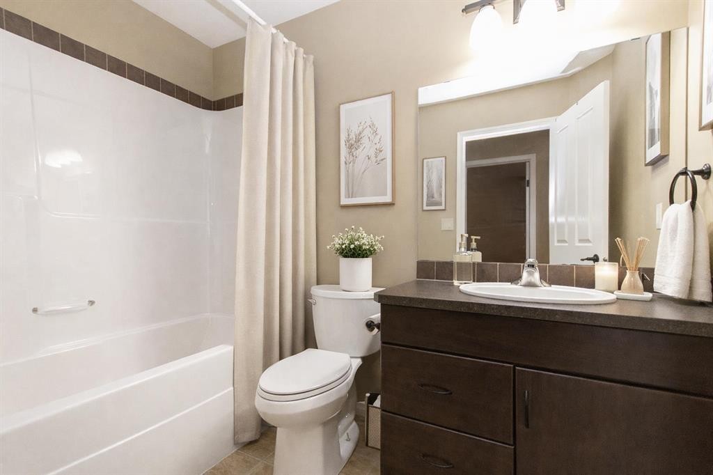 114 Redwood Boulevard, Springbrook, AB - Indoor Photo Showing Bathroom