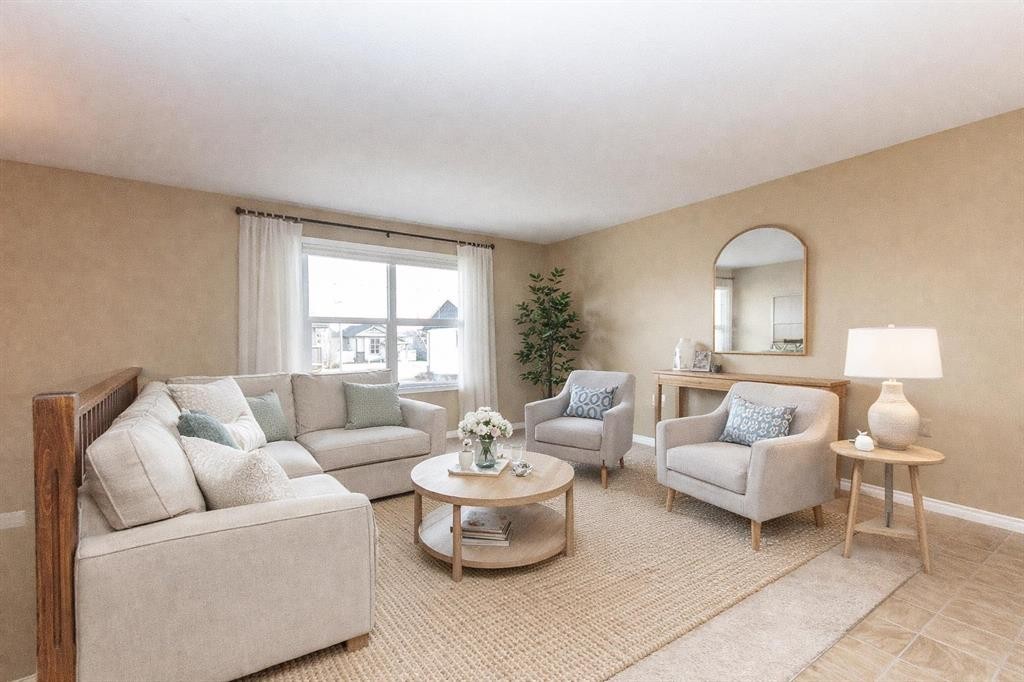 114 Redwood Boulevard, Springbrook, AB - Indoor Photo Showing Living Room