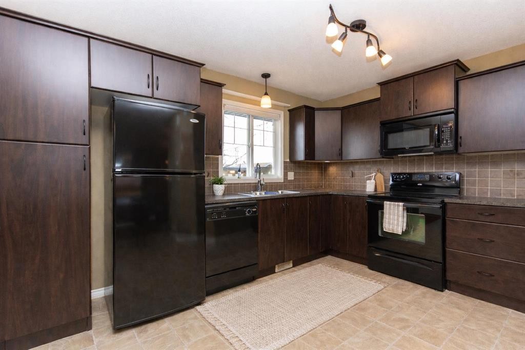 114 Redwood Boulevard, Springbrook, AB - Indoor Photo Showing Kitchen With Double Sink