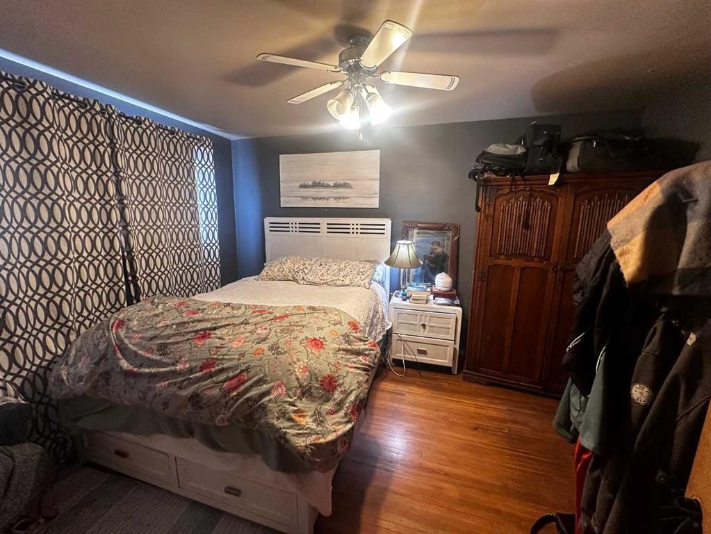 4413 40A Avenue, Red Deer, AB - Indoor Photo Showing Bedroom