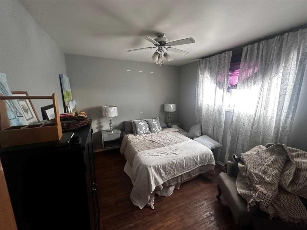 4413 40A Avenue, Red Deer, AB - Indoor Photo Showing Bedroom