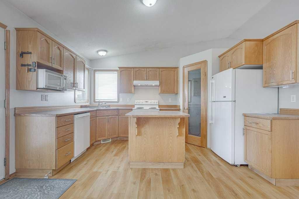 68 Herder Drive, Sylvan Lake, AB - Indoor Photo Showing Kitchen