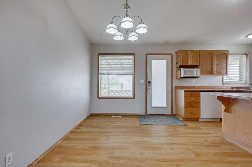 68 Herder Drive, Sylvan Lake, AB - Indoor Photo Showing Kitchen