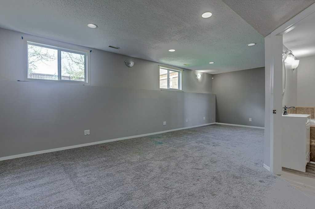 68 Herder Drive, Sylvan Lake, AB - Indoor Photo Showing Other Room