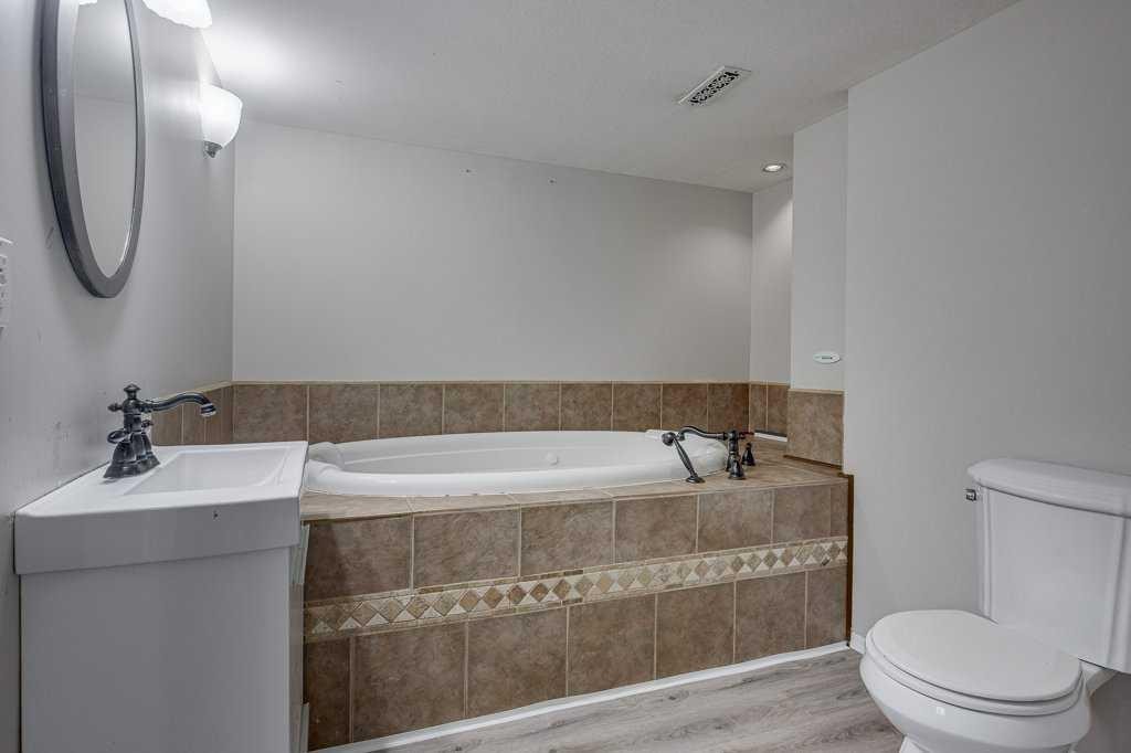 68 Herder Drive, Sylvan Lake, AB - Indoor Photo Showing Bathroom