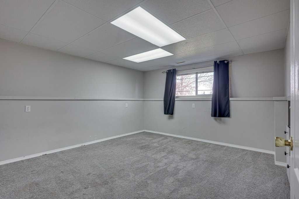 68 Herder Drive, Sylvan Lake, AB - Indoor Photo Showing Other Room