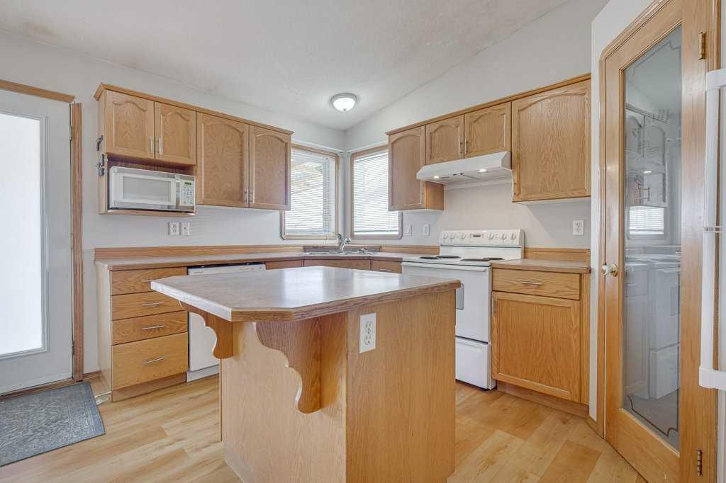 68 Herder Drive, Sylvan Lake, AB - Indoor Photo Showing Kitchen