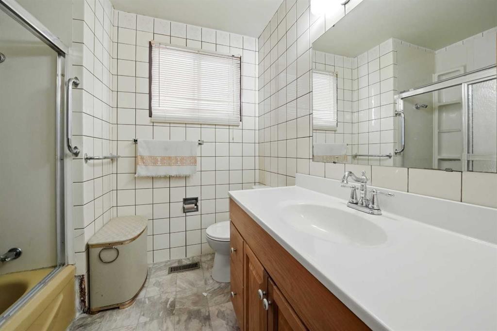 21 Wallace Close, Red Deer, AB - Indoor Photo Showing Bathroom