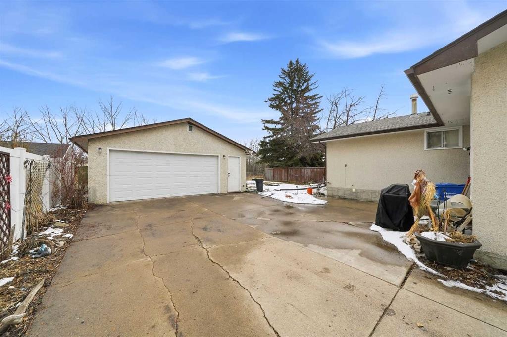 21 Wallace Close, Red Deer, AB - Outdoor With Exterior