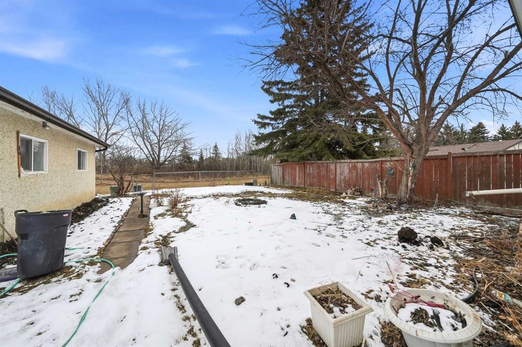 21 Wallace Close, Red Deer, AB - Outdoor