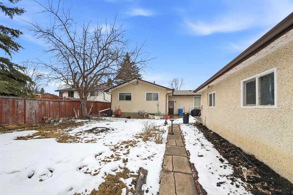 21 Wallace Close, Red Deer, AB - Outdoor