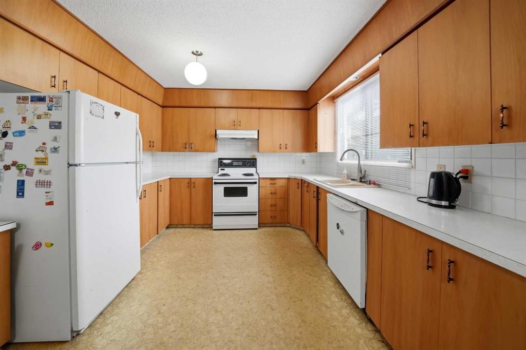 21 Wallace Close, Red Deer, AB - Indoor Photo Showing Kitchen