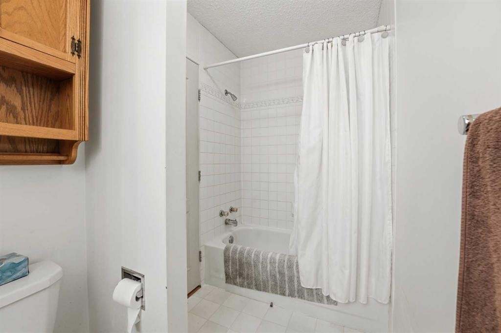 69 Wright Avenue, Red Deer, AB - Indoor Photo Showing Bathroom