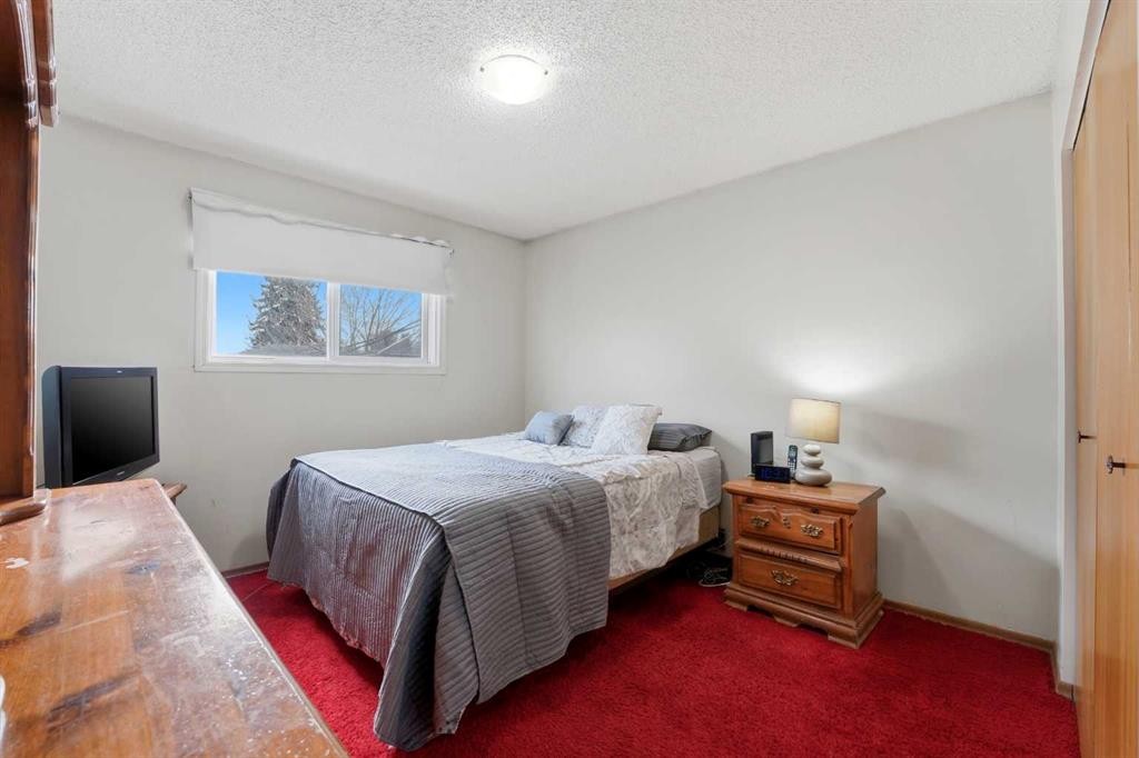69 Wright Avenue, Red Deer, AB - Indoor Photo Showing Bedroom