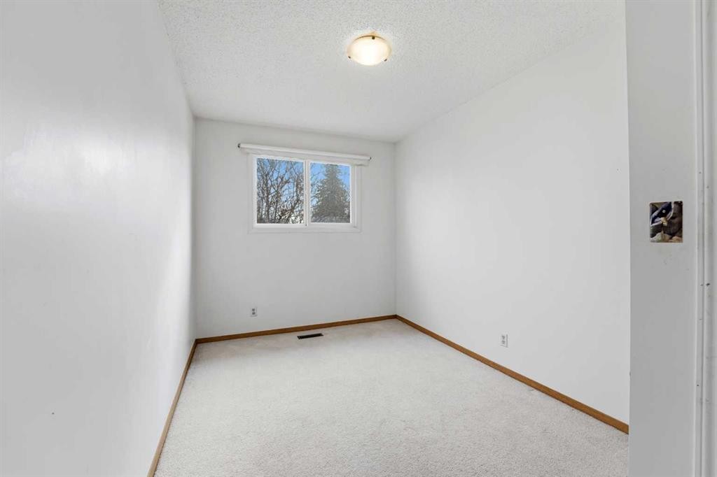 69 Wright Avenue, Red Deer, AB - Indoor Photo Showing Other Room