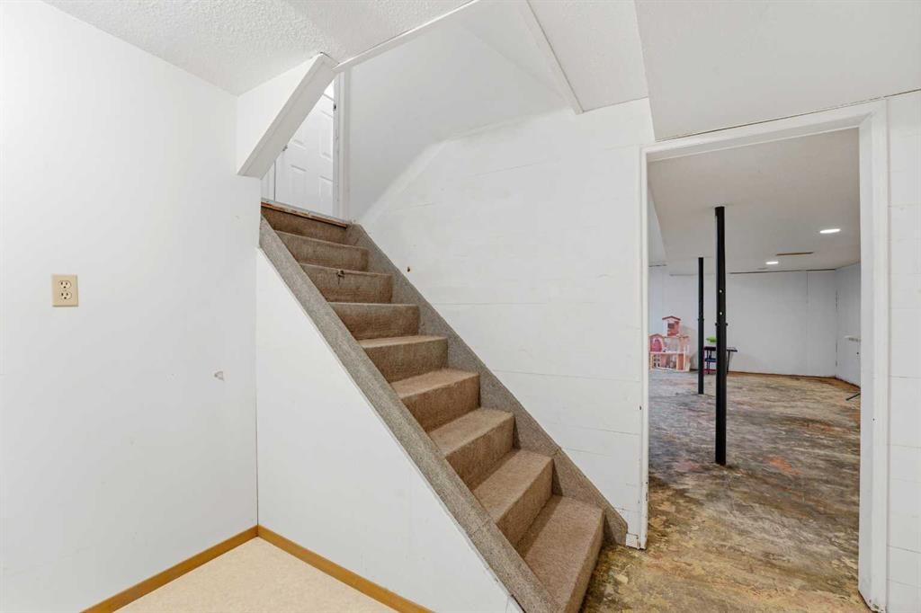 69 Wright Avenue, Red Deer, AB - Indoor Photo Showing Other Room