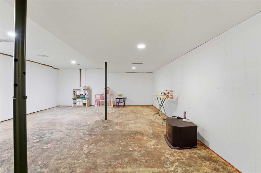 69 Wright Avenue, Red Deer, AB - Indoor Photo Showing Other Room