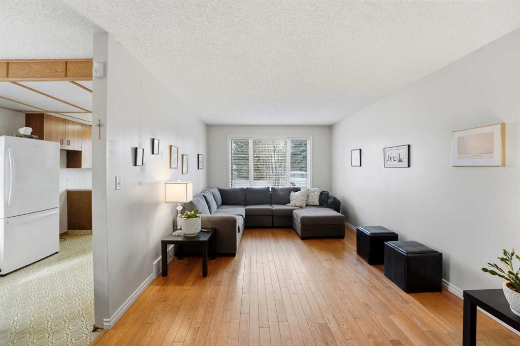 69 Wright Avenue, Red Deer, AB - Indoor Photo Showing Living Room