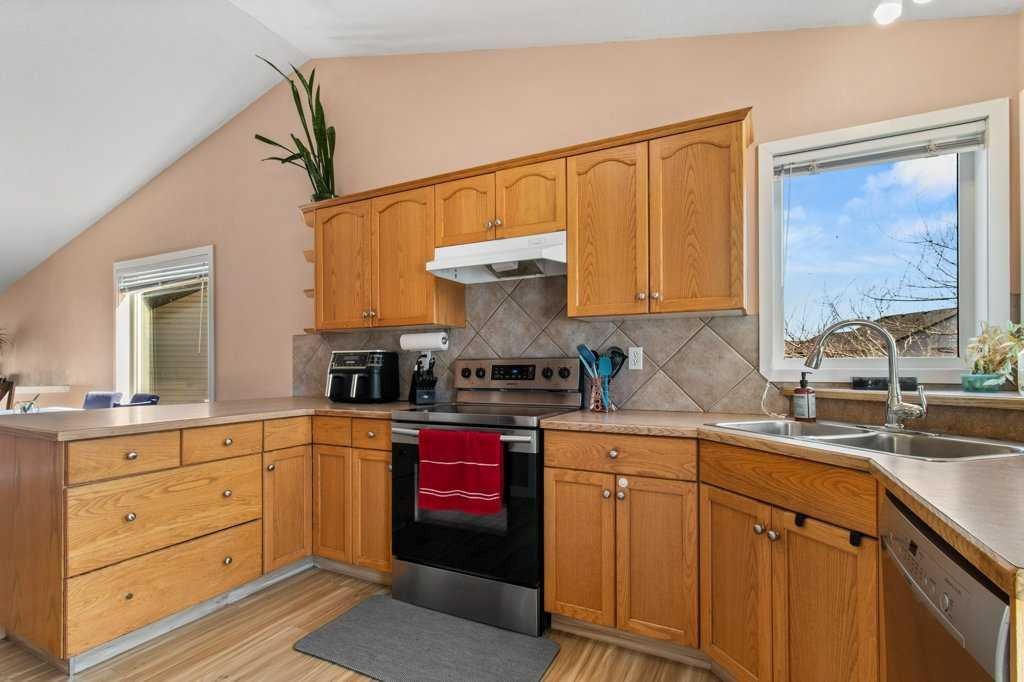 12 Hansen Close, Sylvan Lake, AB - Indoor Photo Showing Kitchen With Double Sink